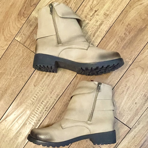 Women’s Buckled Boot - Picture 5 of 6